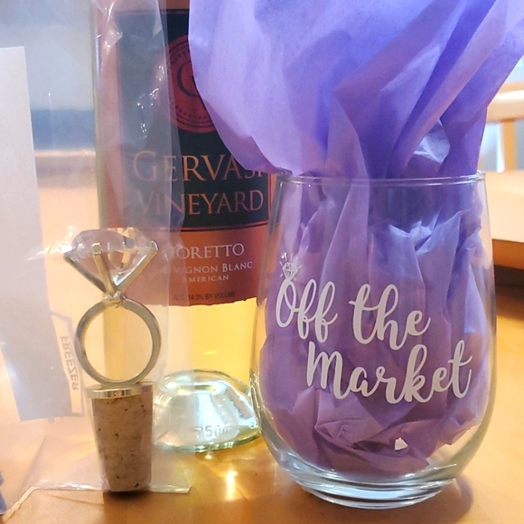 Other - Perfect Bridal Gift! 💎 Wine stopper, 4" tall + stemless wine glass FREE!! 👰 🎁